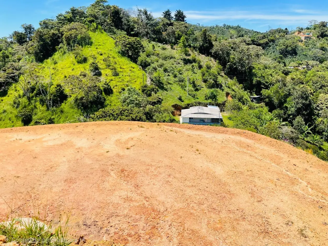 Terreno abierto y laderas verdes de Villa Valentina en San Roque, Antioquia