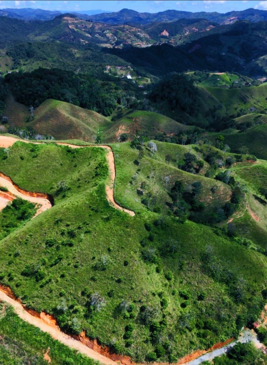 Vista aérea del paisaje y los caminos de Villa Valentina en San Roque, Antioquia
